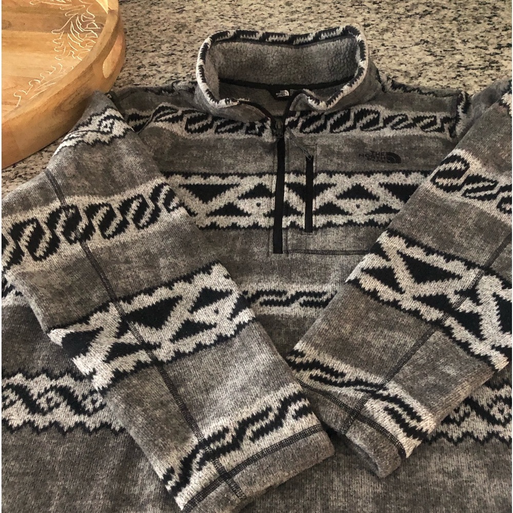 Men’s North Face pullover